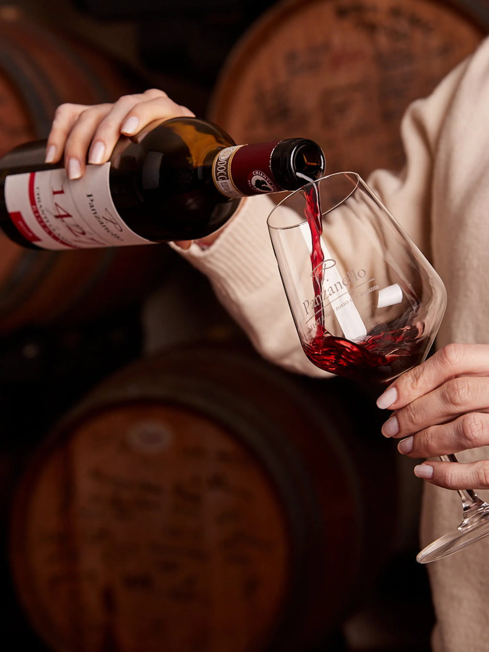 Chianti Classico Riserva DOCG 1427 Panzanello servito in un calice ambientato nella storica cantina Panzano in Chianti, vino rosso toscano d'eccellenza