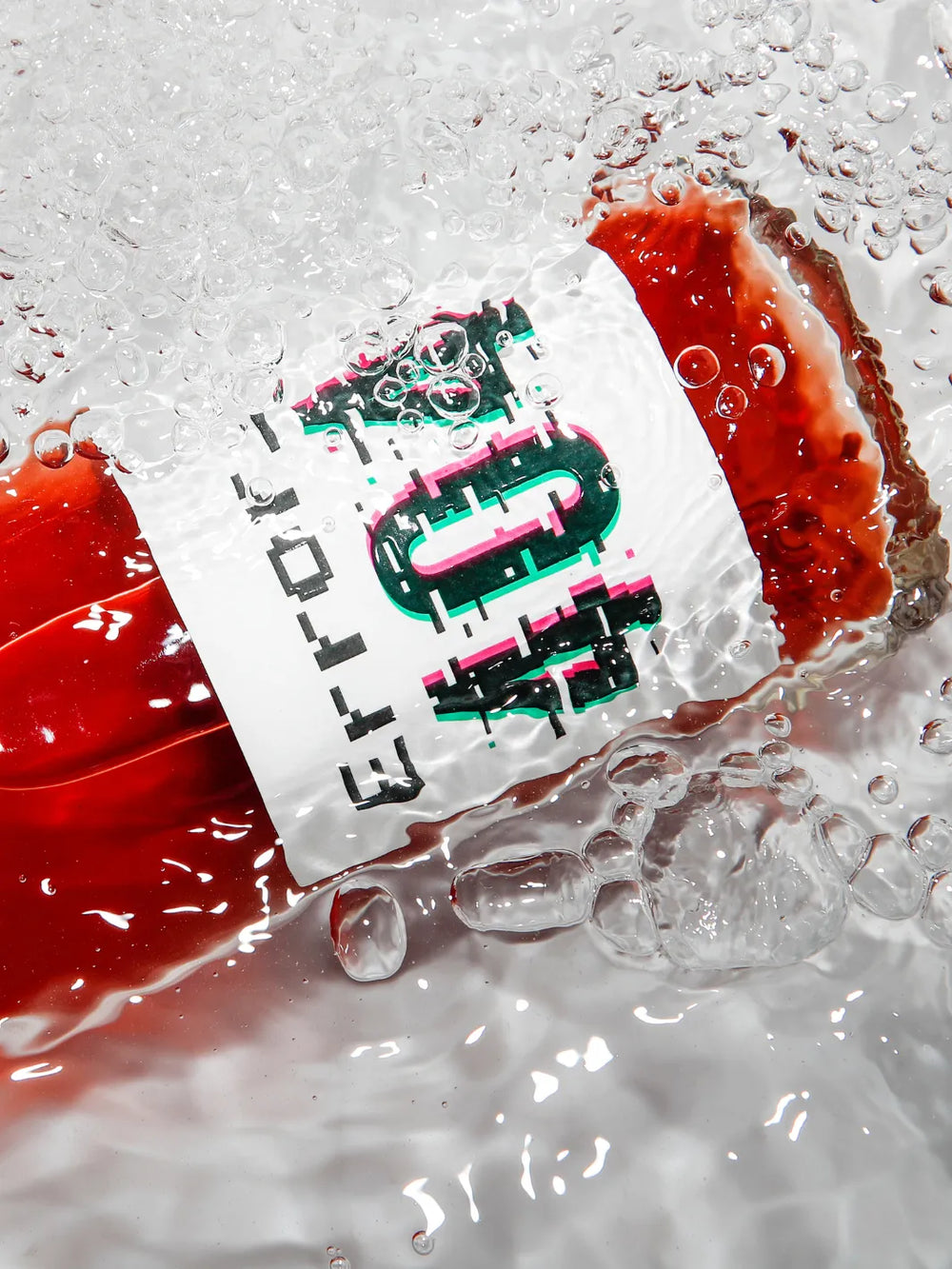 Error 404 Rosato Panzanello 2021 servito fresco con zoom su etichetta, vino rosé toscano versatile e aromatico