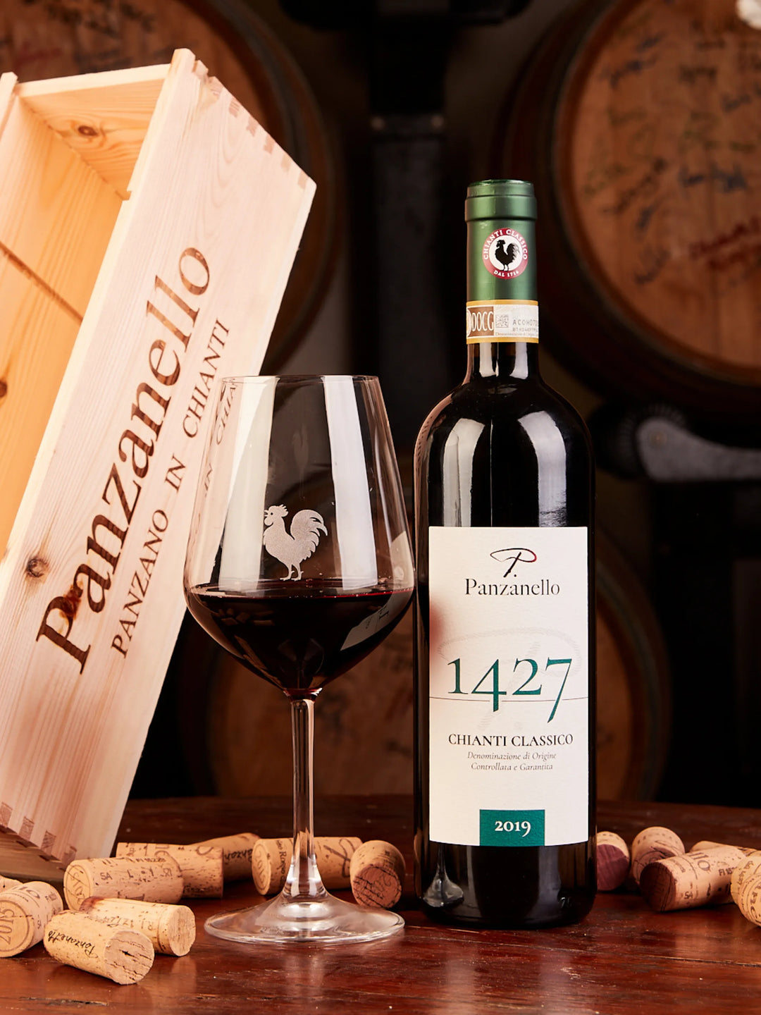 Chianti Classico 1427 Panzanello servito nel calice con scatola in legno nella cantina storica di Panzano, vino rosso toscano fruttato