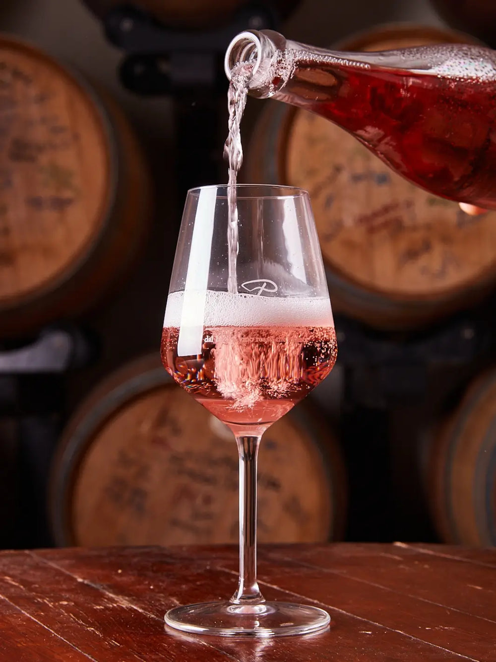 Goccia Rosato BRUT Panzanello 2021 servito in calice nella cantina dell'agriturismo, spumante rosé fresco e fruttato
