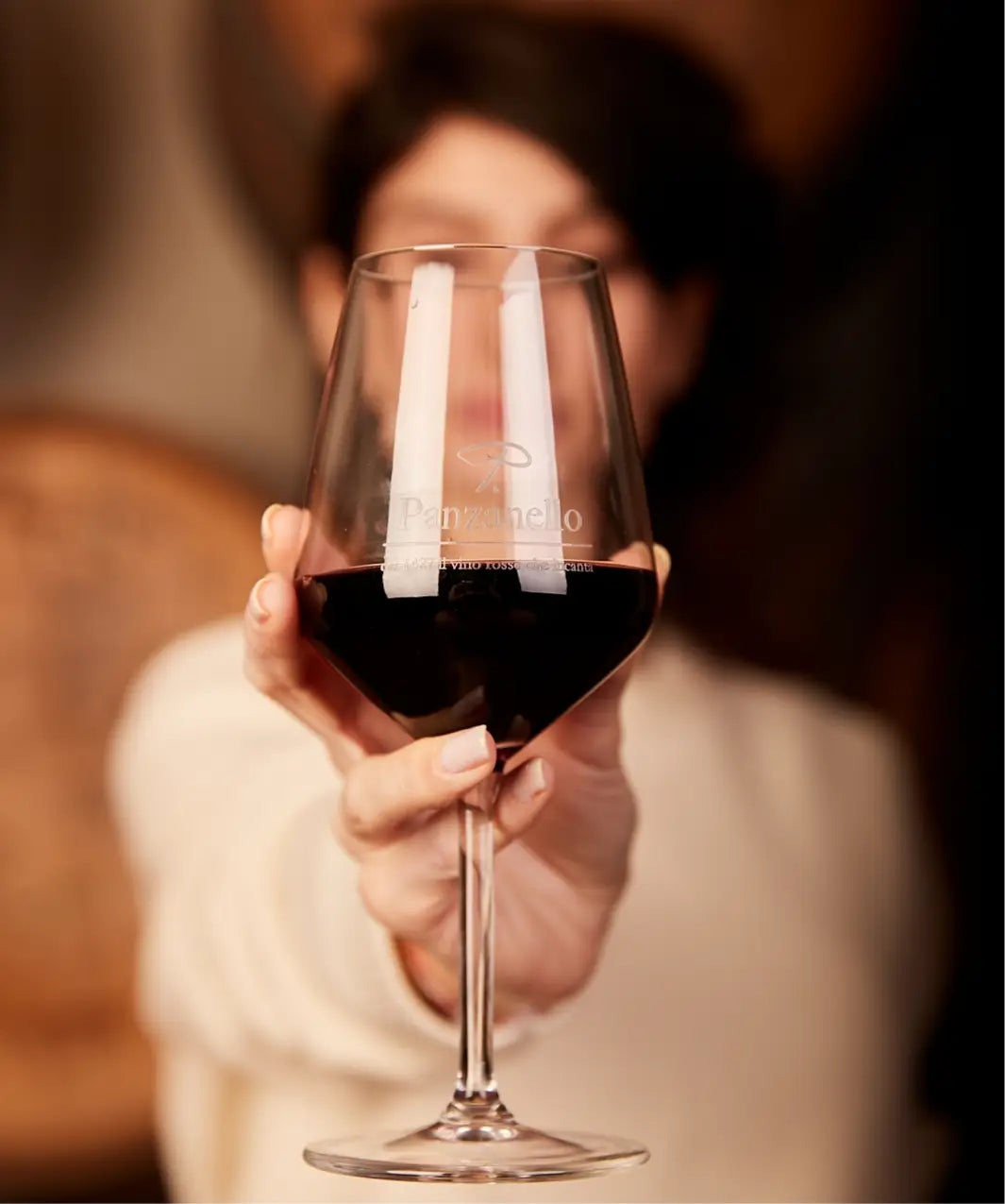 foto ravvicinata di un calice di vino estratto dalla Degustazione di Vini e Olio di Nostra Produzione